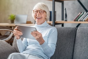 senior-woman-looking-laughing-her-digital-tablet-sofa (1) Kopie